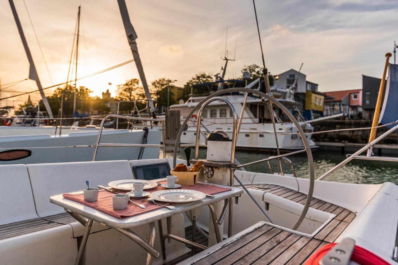 Nuit Sur Un Bateau Hotel La Rochelle  Bagian luar foto